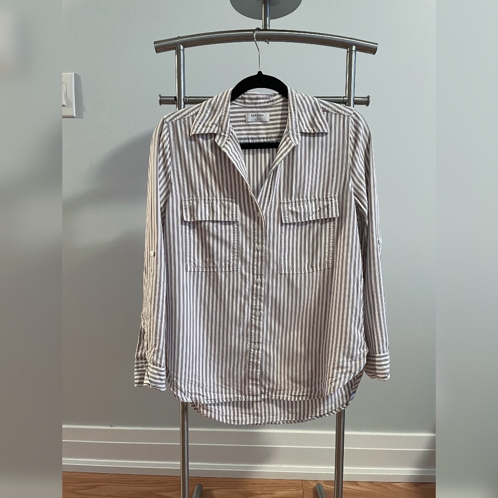 Aritzia Babaton button-down shirt size XS.